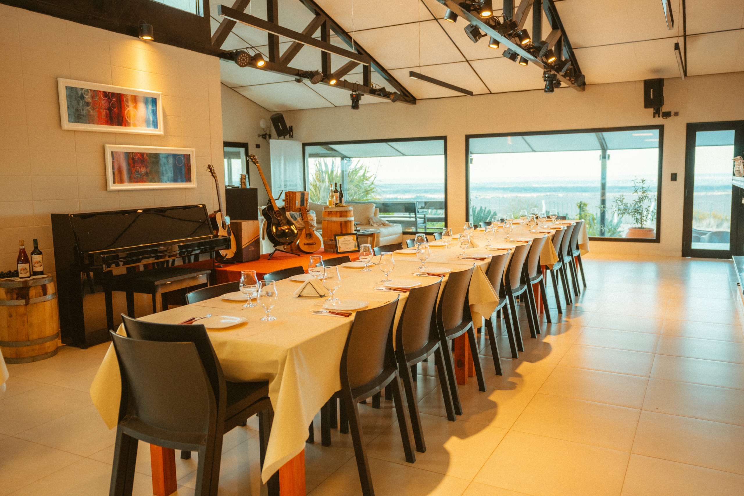 Salón de Estancia Las Bardas preparado para una cena